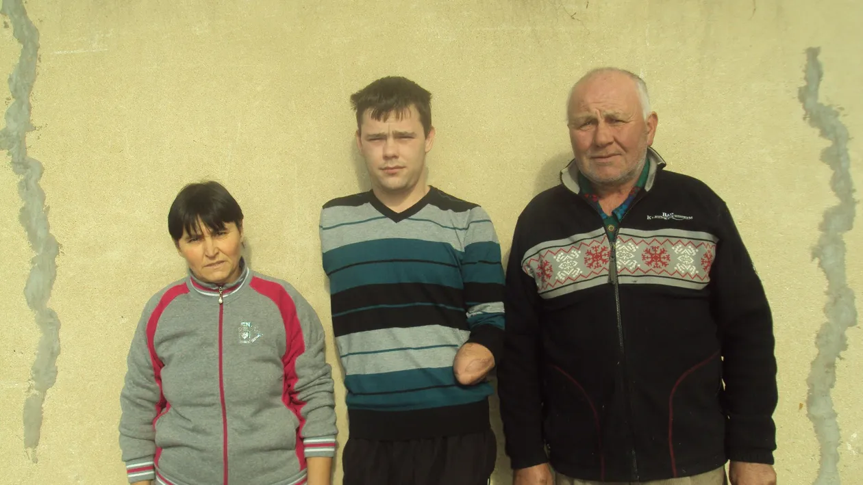 Batuti de soarta! Un fiu si-a pierdut mainile electrocutat, alti doi sunt arestati, iar tatal are o tumora de patru kilograme!