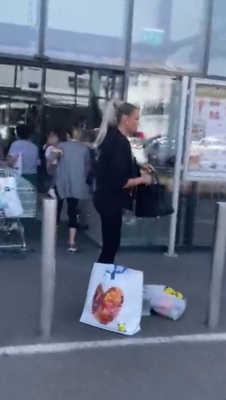 Vedeta așteaptă un taxi
