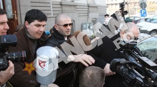 Eleva "violata" de la Jean Monnet are figuri de mare diva! A venit cu 4 smardoi cu figuri de bodyguarzi la tribunal care au bruscat pe toata lumea
