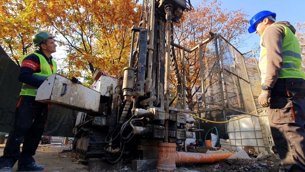 (P) Au început forajele geotehnice pentru consolidarea planșeului de la Piața Unirii! Specialiștii fac săpături la mare adâncime pentru a verifica starea solului și a fundației pe care se sprijină structura planșeului vechi de 80 de ani