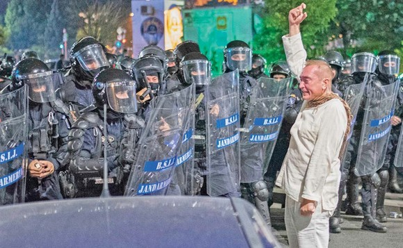 Adevărul despre averea „bărbatului îmbrăcat în alb” de la Jandarmerie! Ce salariu are colonelul Cătălin Paraschiv și ce mașini conduce!