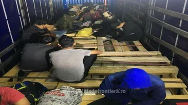 25 de migranţi ilegal, ascunşi într-o remorcă! Au fost prinși încercând să iasă din România