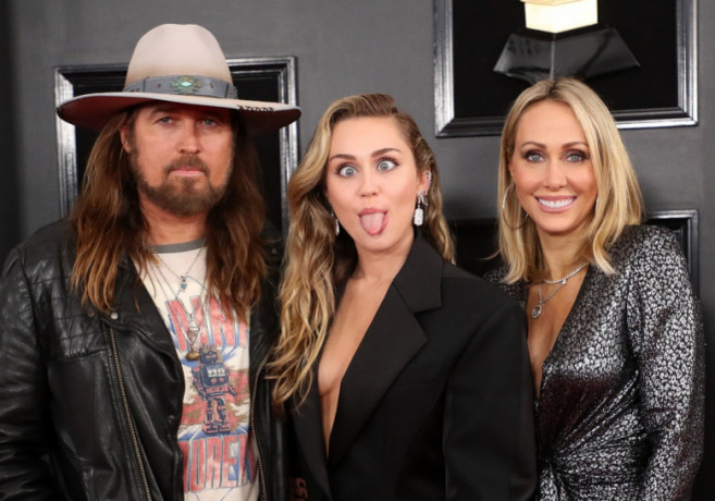 Divorț-șoc la Hollywood! Tatăl lui Miley Cyrus se desparte de soția tinerică, după doar 7 luni de căsnicie