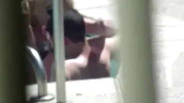 VIDEO INCENDIAR! Blonda asta nimfomana face sex cu iubitul ei in piscina hotelului - Vezi momentul orgasmului in care ea aproape il sufoca