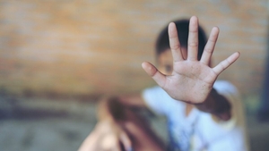I-a crăpat capul după ce a glumit la adresa unei femei! A avut nevoie de 33 de copci