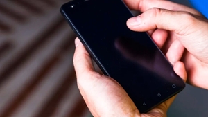 Cât a plătit un român factura la telefon după ce s-a conectat la rețeaua din Serbia