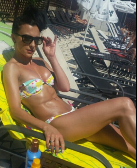 S-au pozat cu telefoanele în costume de baie! Surorile CHEEKY şi-au făcut singurele ”pictorial” la plajă
