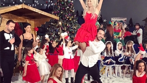 ANDREEA BĂLAN s-a distrat pe cinste şi-a arătat tuturor imaginile. S-a îmbrăcat în crăciuniţă, iar apoi...