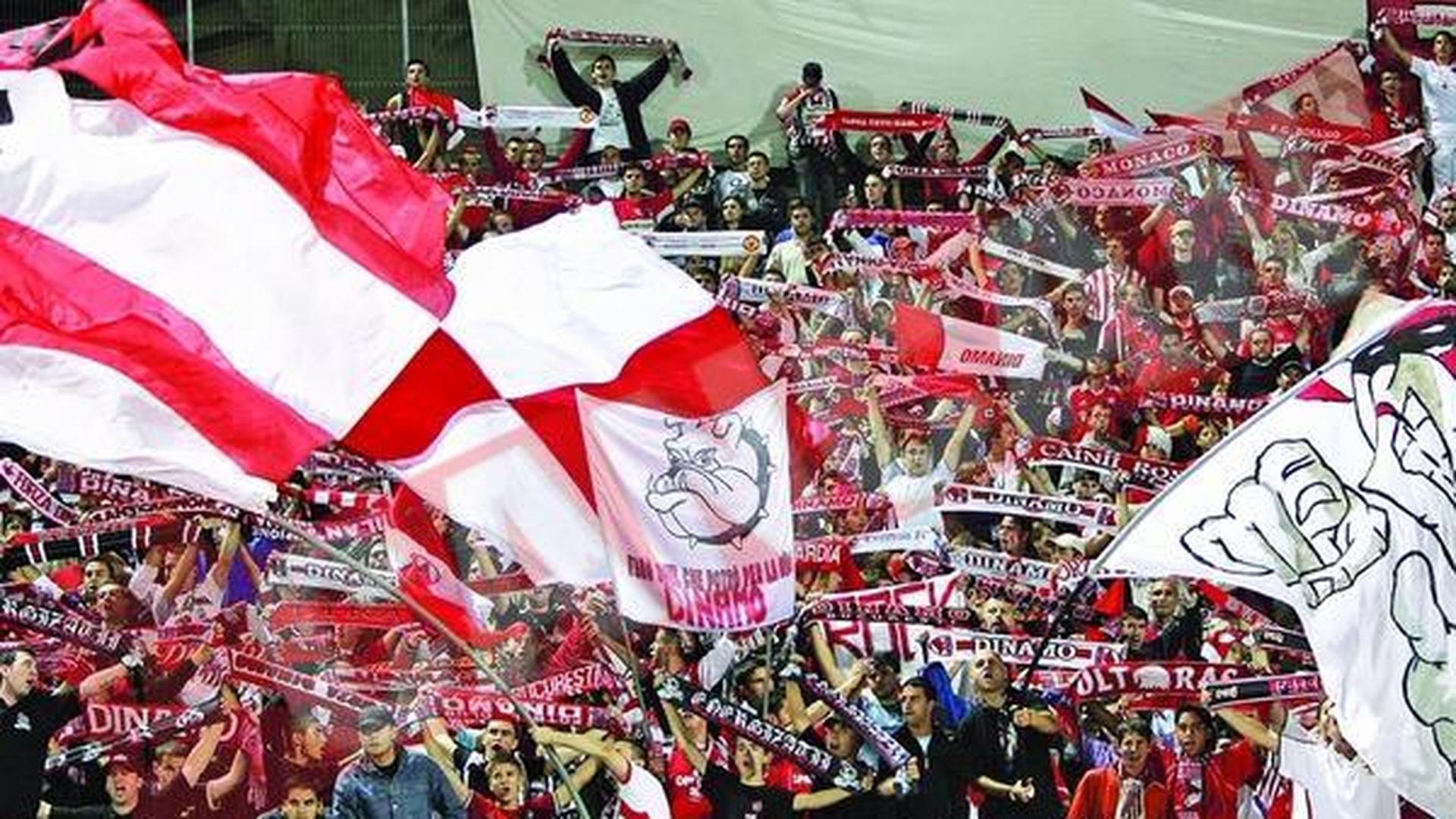 Au inlocuit jandarmii cu stewardesele