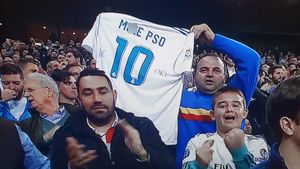 Cine este românul care a afișat tricoul cu mesajul ”M..e PSD”, la meciul Real Madrid – Plzen