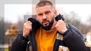 Dorian Popa merge la închisoare? Artistul a apărut la tribunal flancat de bodyguarzi și cu nasul bandajat