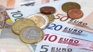 LEUL s-a prăbuşit. Cel mai slab curs din istorie. Cât costă astăzi un EURO