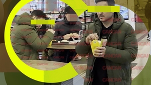 A organizat o întâlnire cu prietenii la mall şi... Artistul a înfulecat pe nerăsuflate de la fast-food, înainte ca Piedone să declanşeze “jihadul”