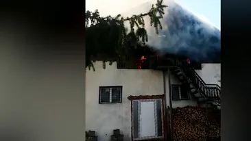 O batrână din Argeș a fost la un pas de tragedie. Vecinii au sărit în ajutorul ei când incendiul a izbucnit. VIDEO