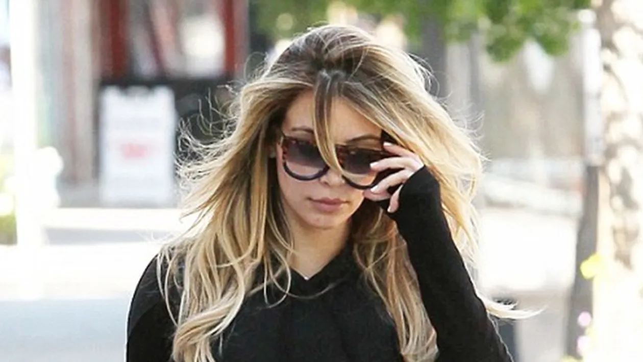 CURAJ sau NEBUNIE CURATA! Kim Kardashian, aproape goala pe internet, la trei luni dupa ce a nascut. Crezi ca e Photoshop?