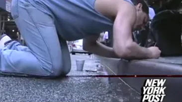 VIDEO Uluitor! Un barbat descopera pietre pretioase si aur in praful de pe strazile din New York