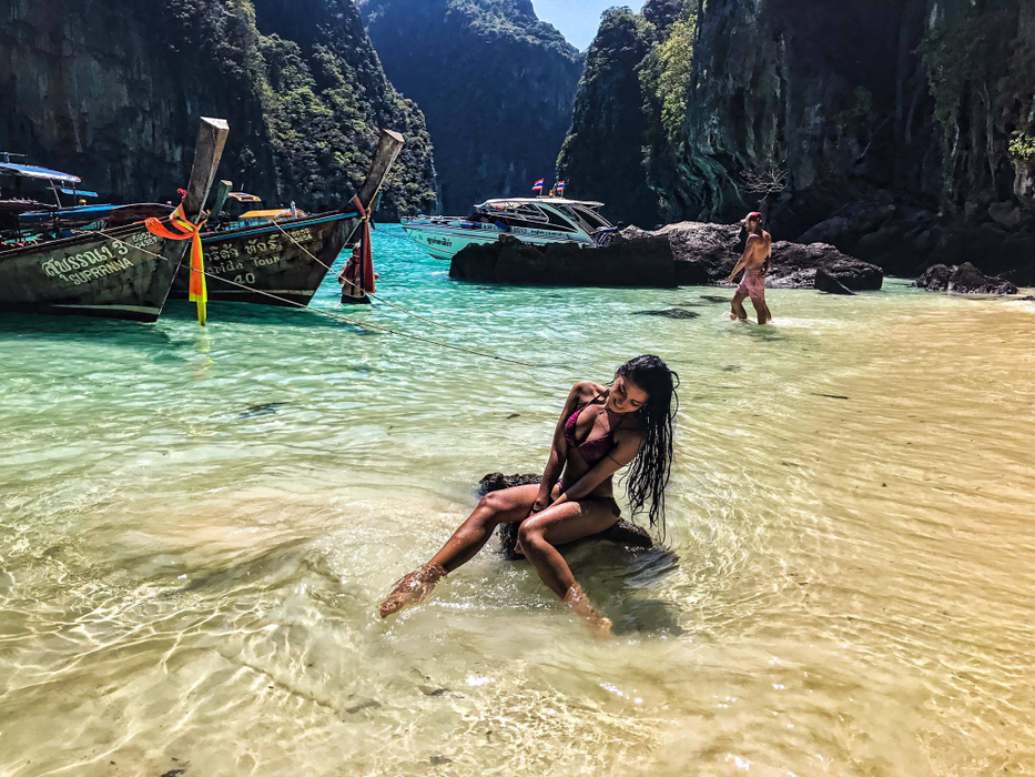 Avem dovada! Cum şi-a ”photoshopat” Elena ex-Mandinga ultimele imagini în costum de baie