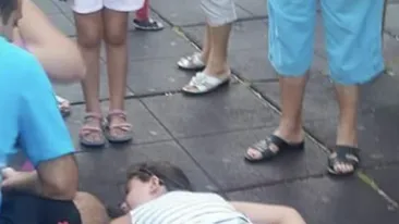 O fetiţă şi-a fracturat coloana într-un loc de joacă din Parcul Tei! Cine e vinovat de accident