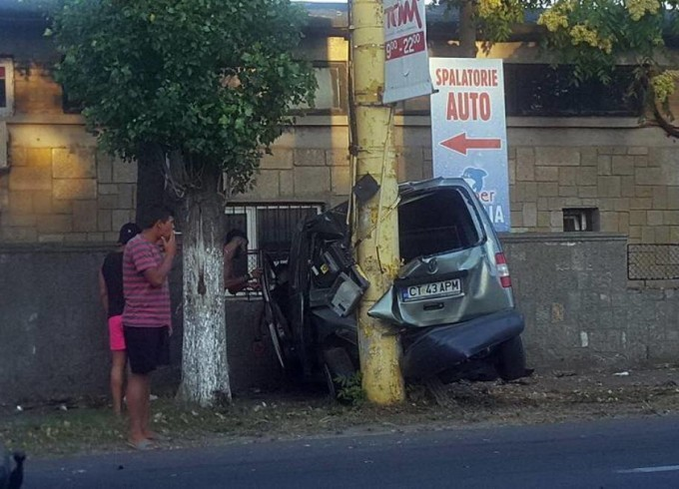 Maşina s-a oprit în nişte copaci şi o clădire