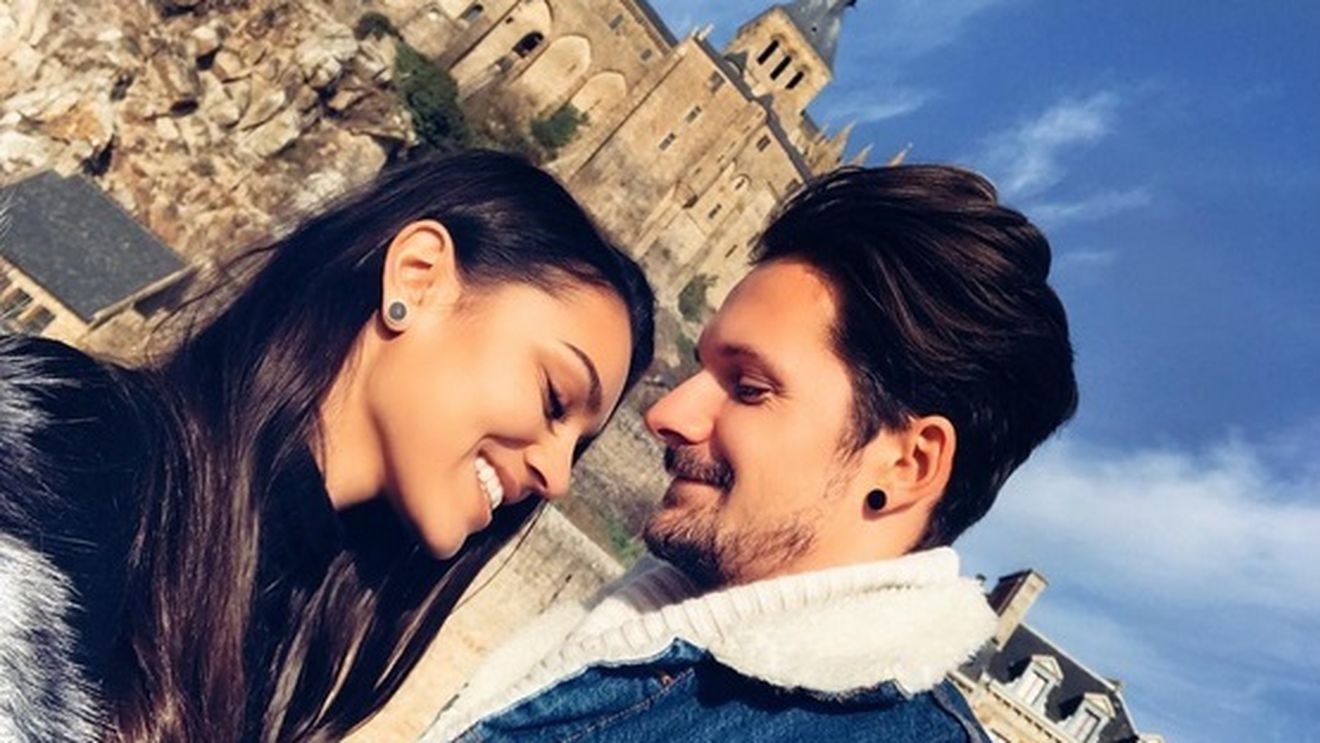 Carmen, răsfăţată ca o prinţesă de noul iubit! Imagini de colecţie din vacanţa la Paris a fiicei lui Adrian Minune cu Bogdan Daragiu