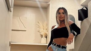 Claudia și-a tras ”babs”? S-a fotografiat cu un bărbat în ipostaze tandre, apoi a șters imaginea