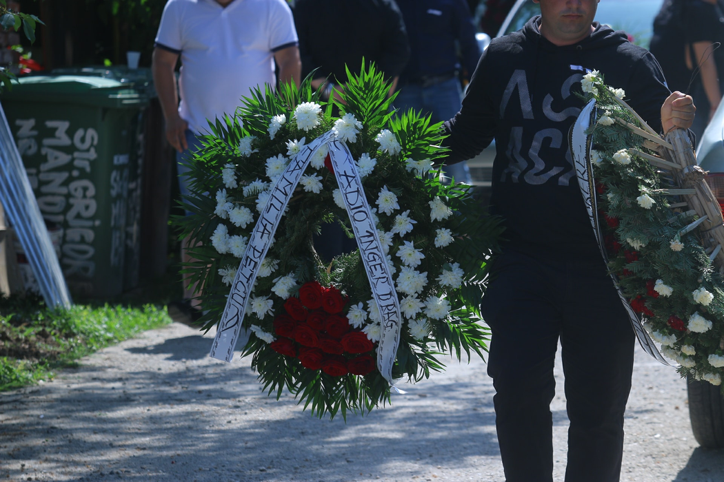 Mesajul tulburător scris pe coroana adusă de Nelu Ploieșteanu pentru fiul său mort