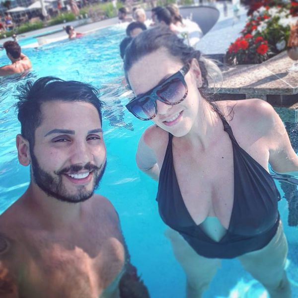 Cum arată la plajă primul bărbat din România care și-a pus silicoane. Pieptul i s-a transformat