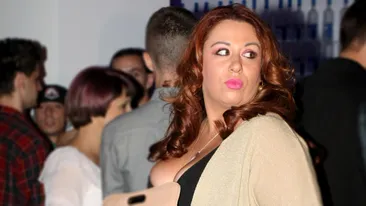 Oana Roman, libera printre aripioare picante si preparate chinezesti! Nu a stiut ce sa aleaga si a luat de toate!