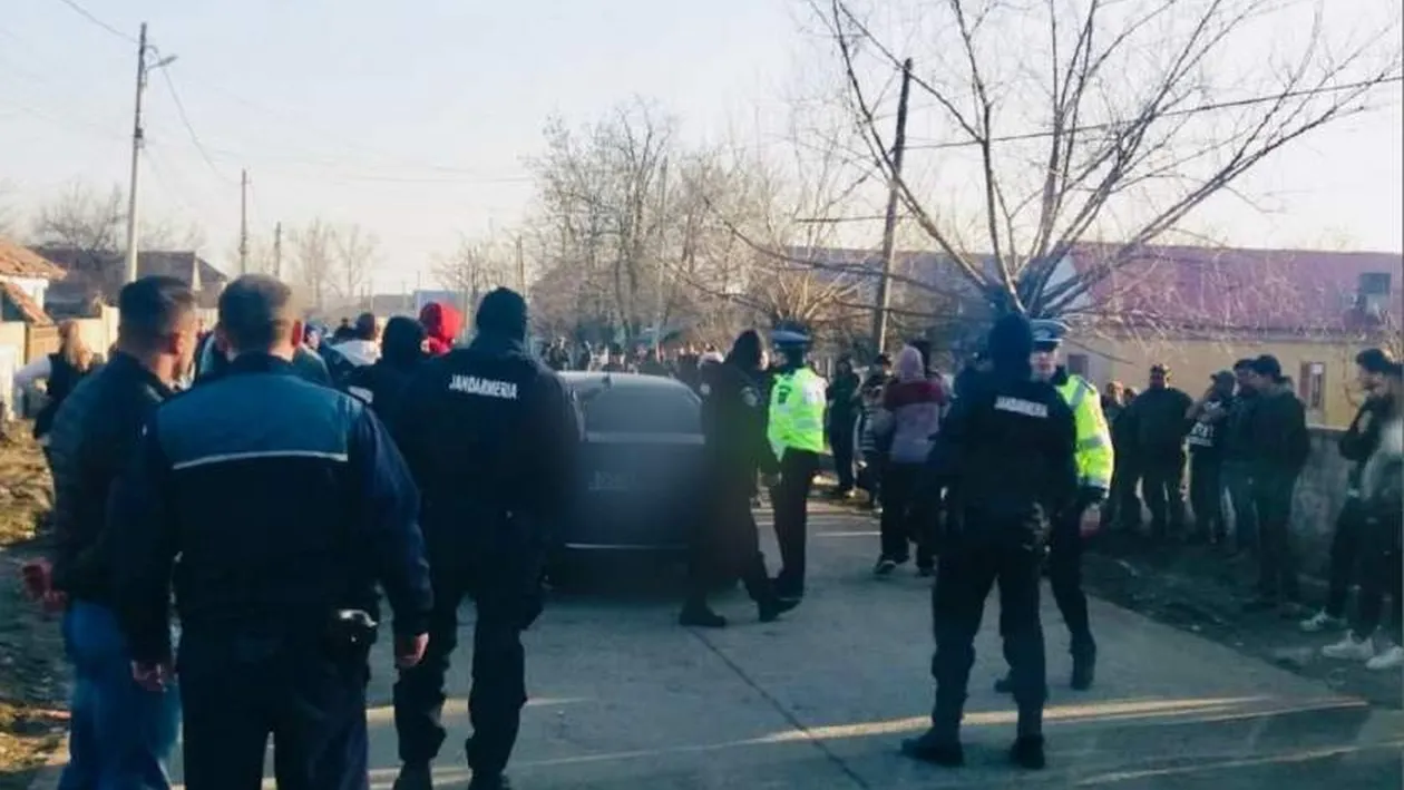 Bătaie ca-n Vestul Sălbatic pe un drum din județul Vâlcea. Doi fotbaliști au fost tăiați cu secera de mai mulți romi