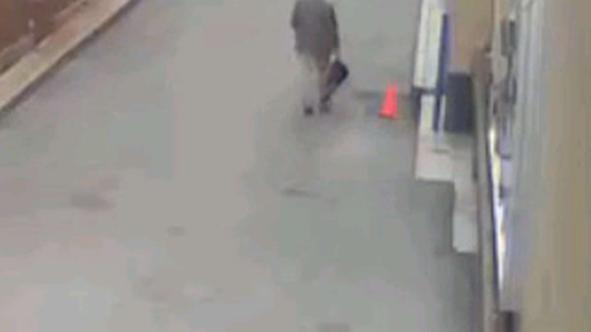 VIDEO REVOLTATOR! Un profesor a fost batut crunt de un adolescent si lasat intins pe asfalt
