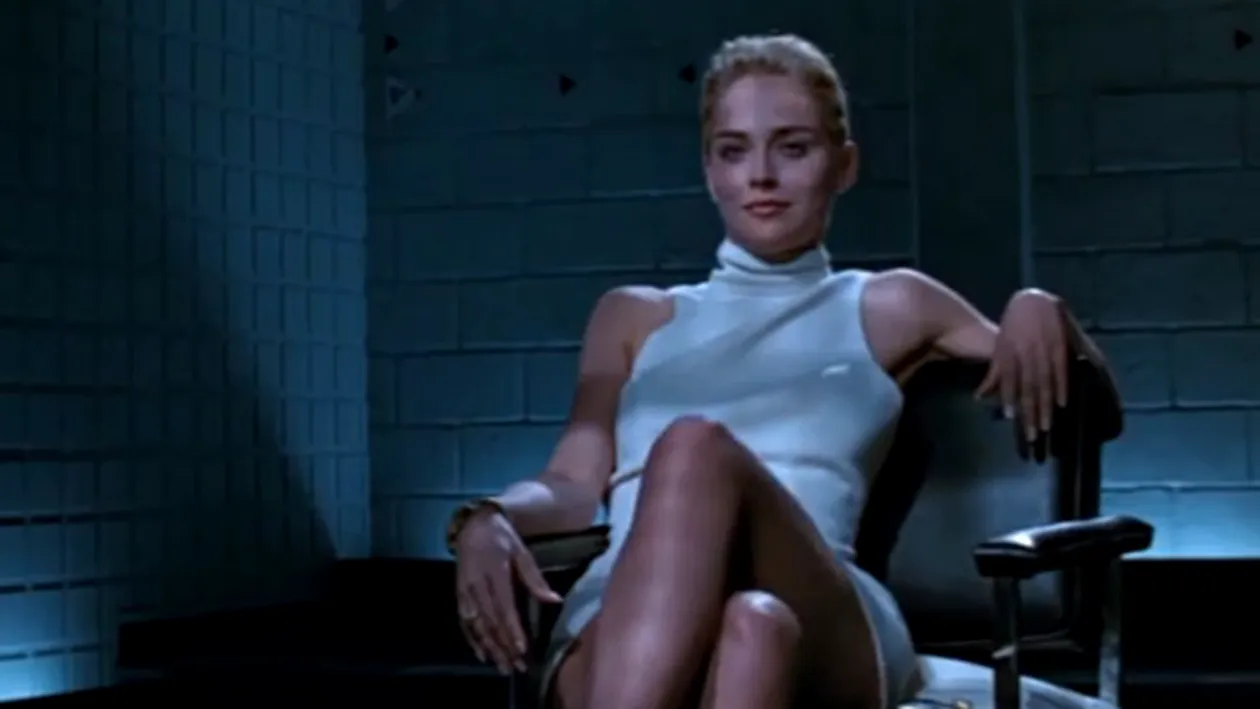 CANCAN-uri de altadata! Uite cum erau paziti bucurestenii cu politia la cinematograful Scala, in august '92, cand a rulat prima data Basic Instinct! S-au batut s-o vada pe Sharon Stone desfacandu-si picioarele!