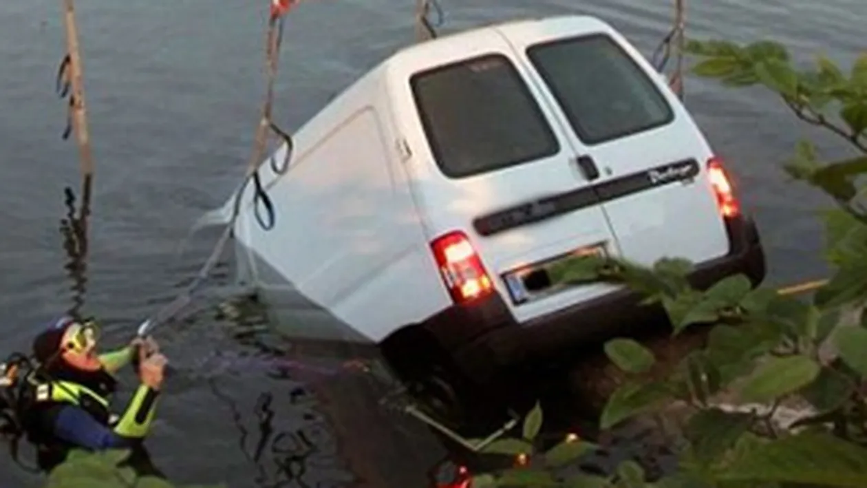 Ce spune o femeie care a plonjat cu masina in lac: GPS-ul e de vina, el m-a dus acolo