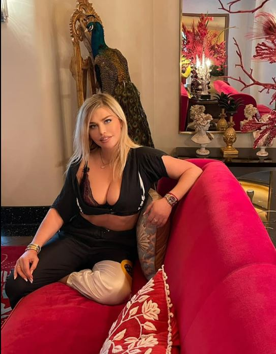Cu ce ținută s-a afișat Loredana Groza la Înviere! Dar cu cine a ajuns la biserică
