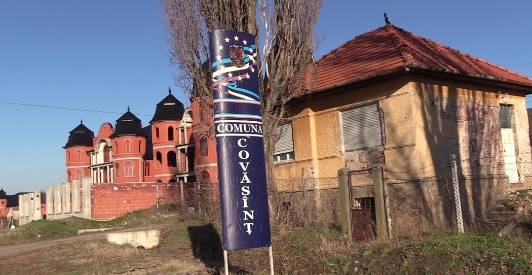 Cum intri în sat, cum dai de un palat
