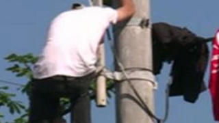 VIDEO Protest ciudat la Cotroceni: S-a catarat pe un stalp cu o sfoara la gat si ameninta ca se arunca! Vrea sa vorbeasca numai cu Traian Basescu!
