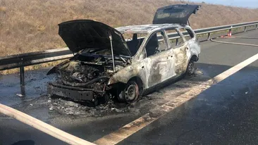 O mașină a luat foc pe Autostrada Soarelui. Pompierii au intervenit de urgență