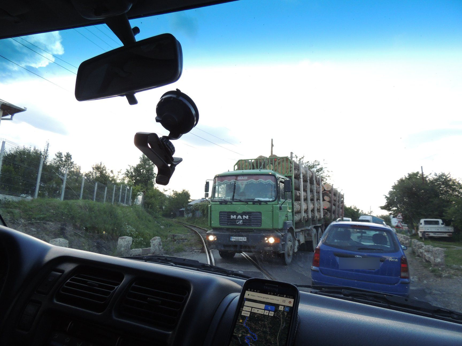Culmea ironiei! Ce număr avea la mașină un camion care transporta lemne