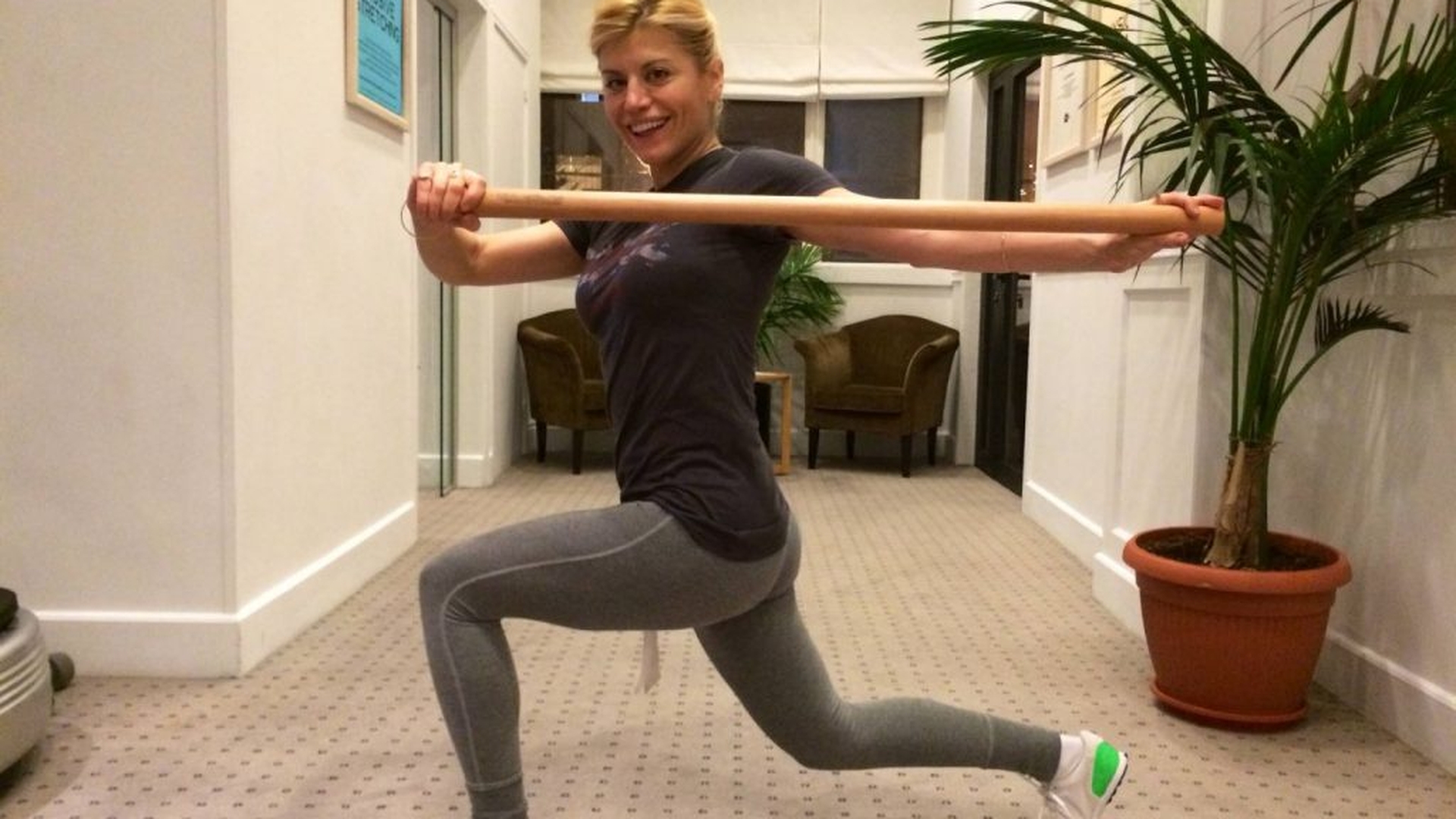Toată lumea o critică pentru intervențiile estetice, dar stai să vezi cum arată Loredana Groza la prima oră, în sala de sport!