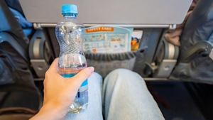 De ce este mai scumpă apa din avion? Explicația te va lăsa fără cuvinte