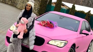 Carmen de la Sălciua are un super-bolid de lux, dar habar n-are să parcheze! Cum a fost surprinsă cântăreața