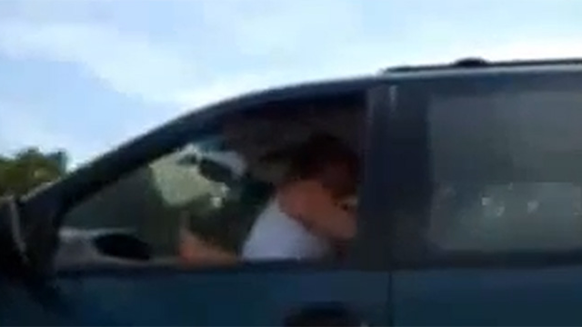 Nu s-au oprit nici când au văzut că sunt filmati! Ce făcea acest sofer cu o tânără, in timp ce conducea?