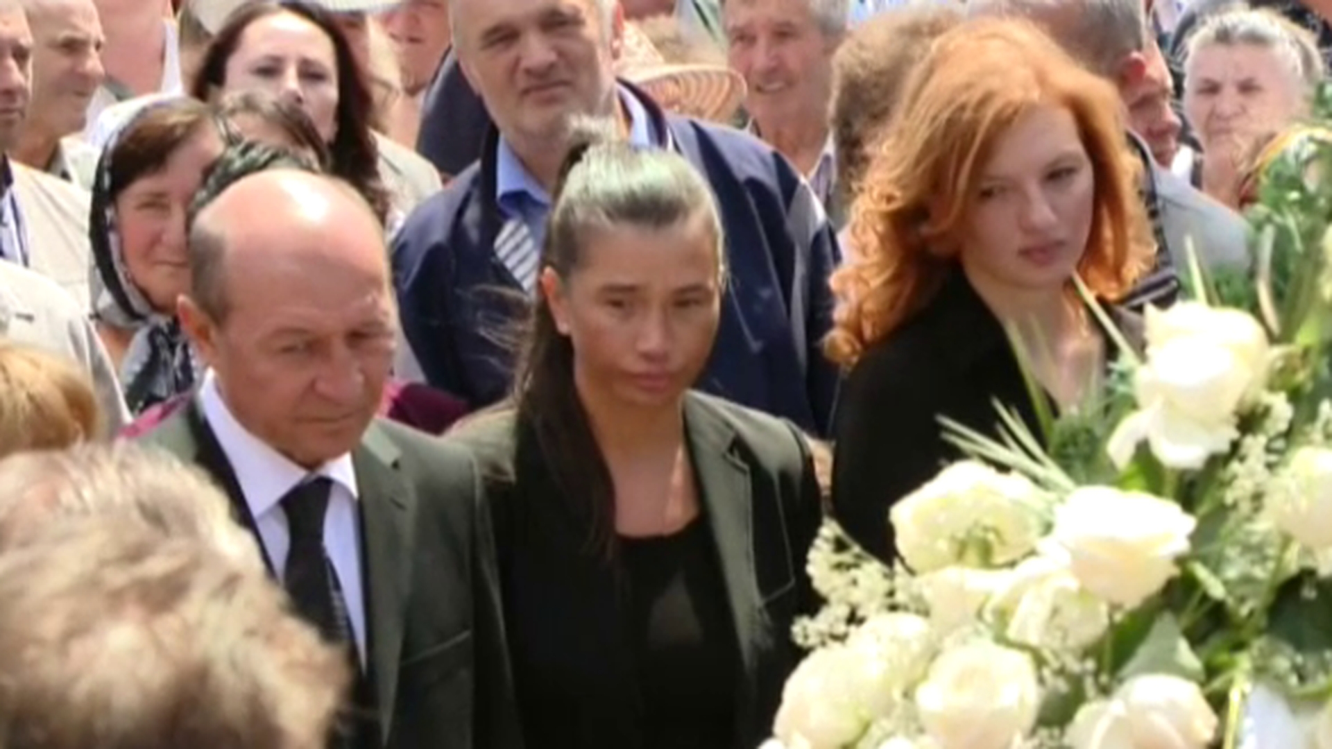 Ce s-a întâmplat de fapt cu faţa Elenei Băsescu! Fiica preşedintelui are probleme grave după ce a născut