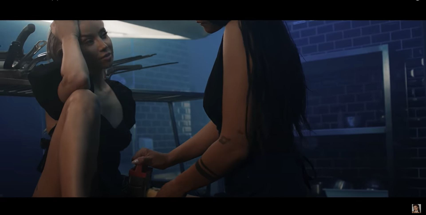 Antonia și Alina Ceușan, filmate în ipostaze ca-n filmele pentru adulți în cel mai nou clip al cântăreței! S-au atins pasional în zone intime și au flirtat una cu cealaltă | VIDEO