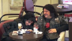 Iubita mai tânără l-a transformat pe solistul trupei Compact. A renăscut după divorţ, la 60 de ani!