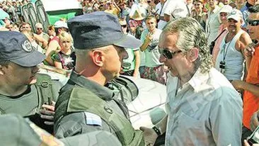 Cozma, scos de jandarmi de pe faleza