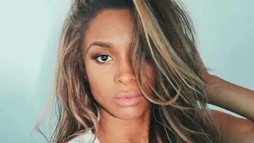 Zici că are gemeni! Burta de gravidă a unei cântăreţe îndrăgite a crescut enorm