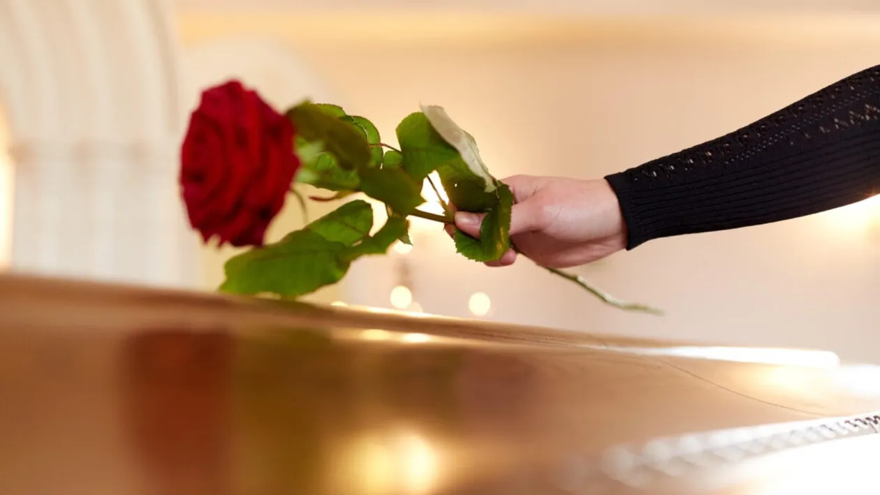 O femeie declarată moartă s-a trezit în timpul pregătirilor pentru înmormântare! Oamenii au rămas șocați