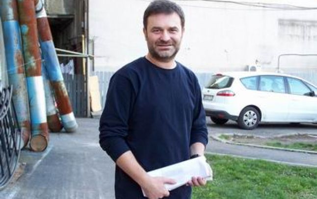 El este regizorul Dragoș Câmpan.