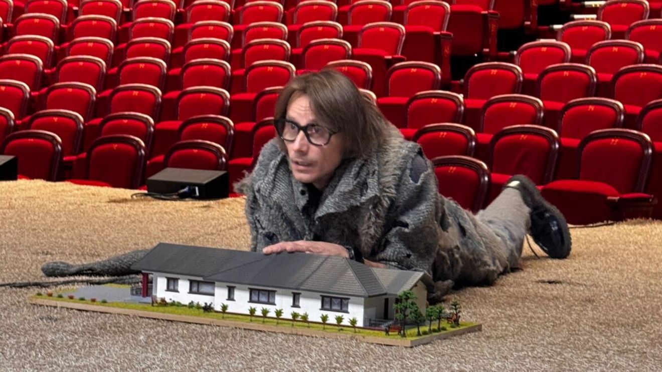 Marius Manole se alătură campaniei Ambasador pentru ACASĂ și donează costumul purtat în prima piesă de teatru în care a jucat