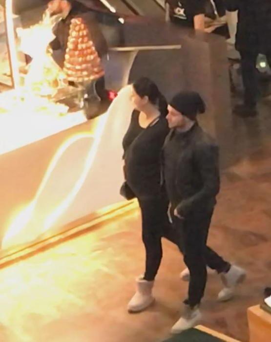 S-au plimbat ca doi îndrăgostiți prin mall